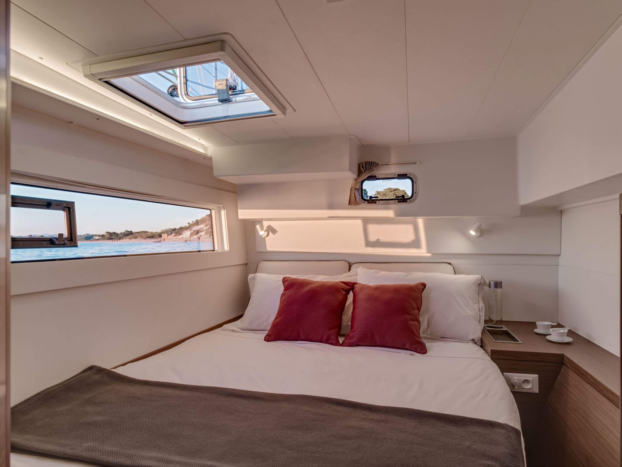 yacht Lagoon 40 interior