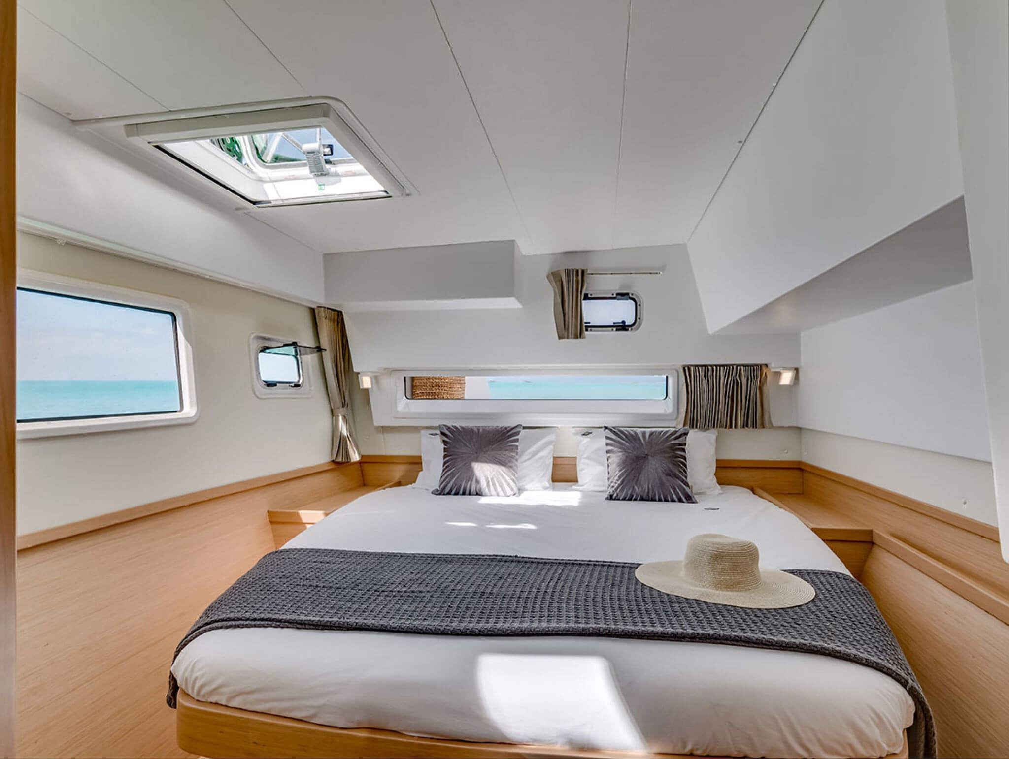 yacht Lagoon 42 interior