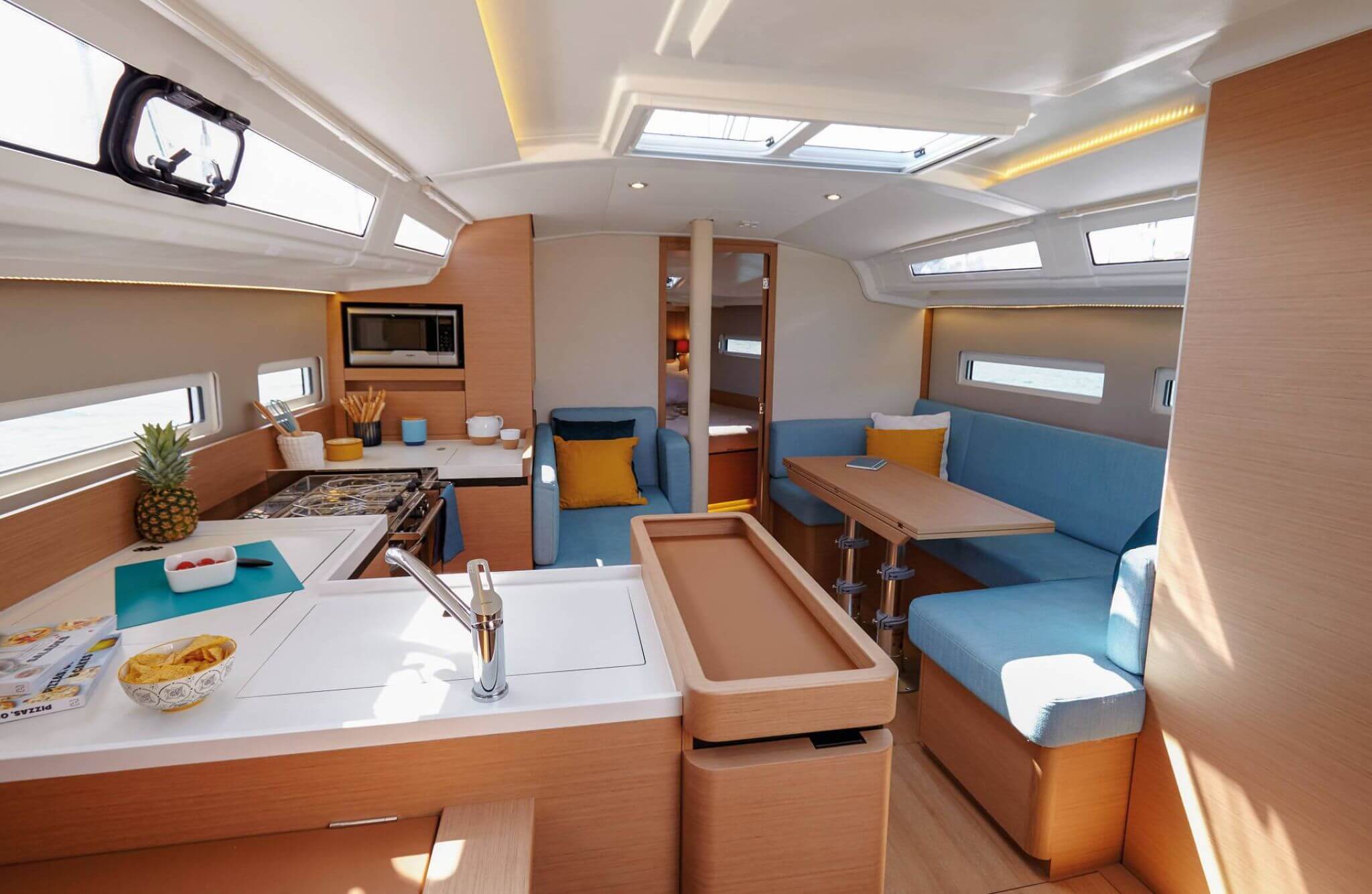 yacht Sun Odyssey 410 interior