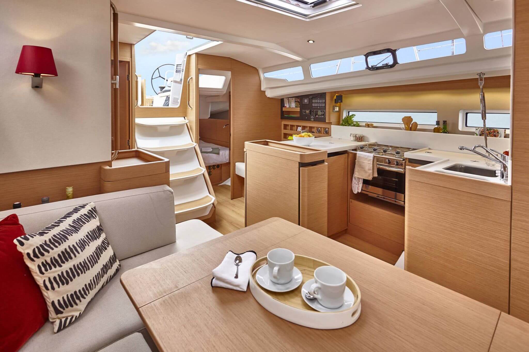 yacht Sun Odyssey 440 interior